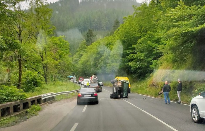 Auto bat irauli da GI-2630 errepidean, baina ez da zauriturik izan