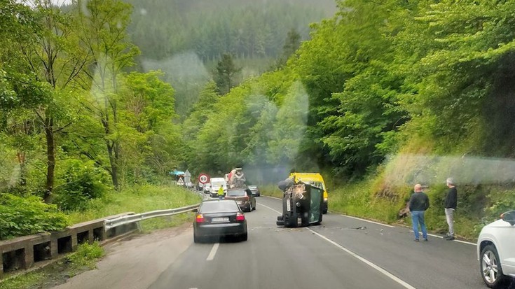 Auto bat irauli da GI-2630 errepidean, baina ez da zauriturik izan