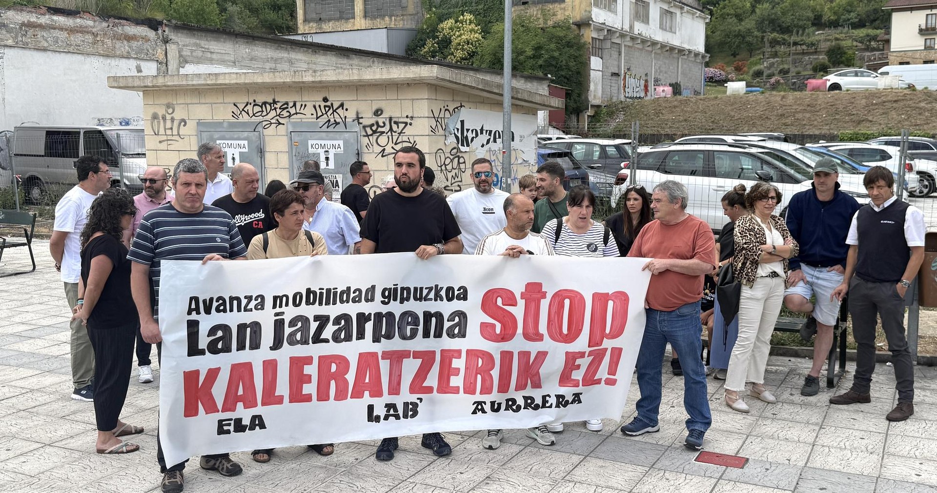 Avanzako azken kaleratzea eta lan baldintzek okerrera egin dutela salatzeko agerraldia egin dute