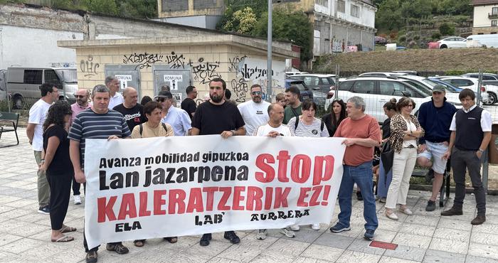 Avanzako azken kaleratzea eta lan baldintzek okerrera egin dutela salatzeko agerraldia egin dute