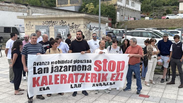Avanzako azken kaleratzea eta lan baldintzek okerrera egin dutela salatzeko agerraldia egin dute