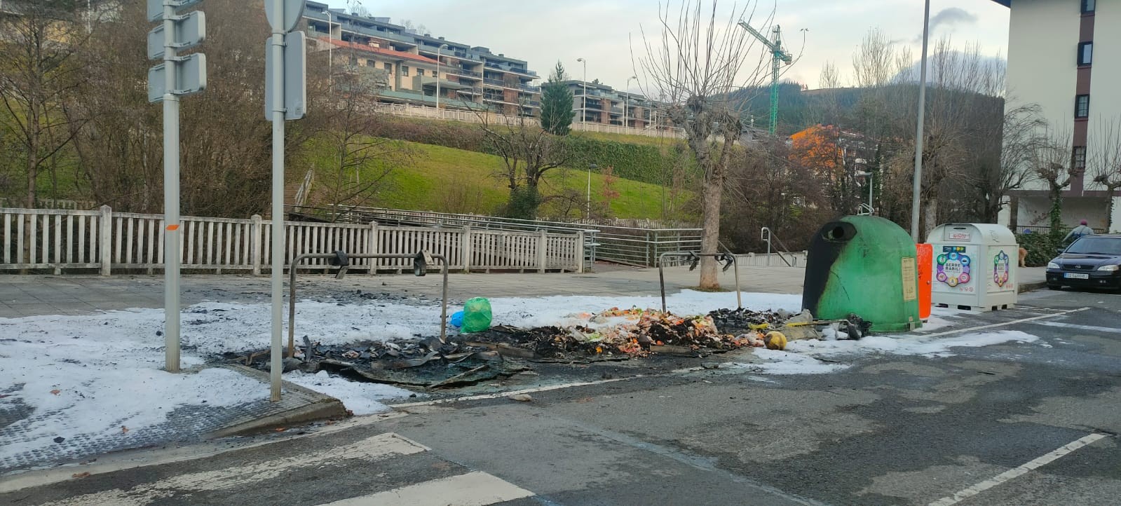 Edukiontziak erre dituzte Aretxabaletan, hainbat gunetan