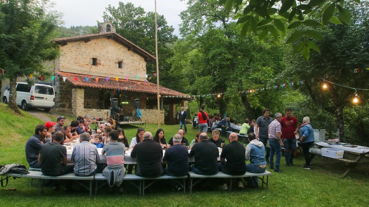 Antzuolako Lizarragako auzoan San Martzial jaiak ospatu dituzte