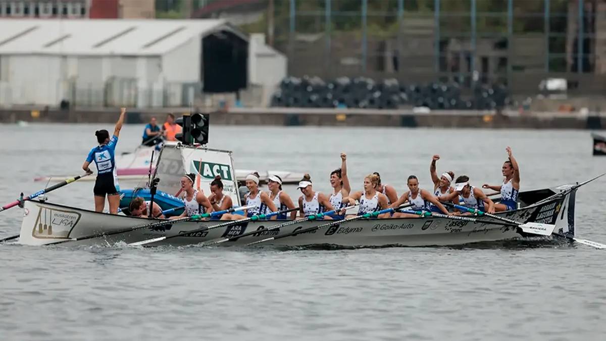 Nerea Agirrezabal kide den Arraun Lagunak taldeak bosgarren Euskotren liga irabazi du
