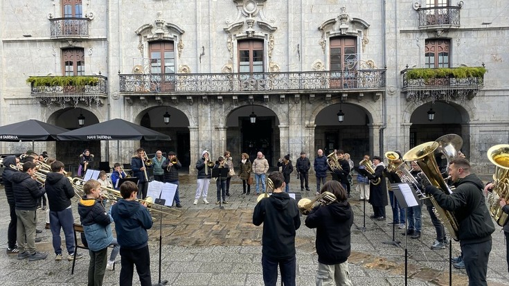 Arrasate Musikaleko tronboi, tuba eta bonbardino ikasleak kalera irten dira