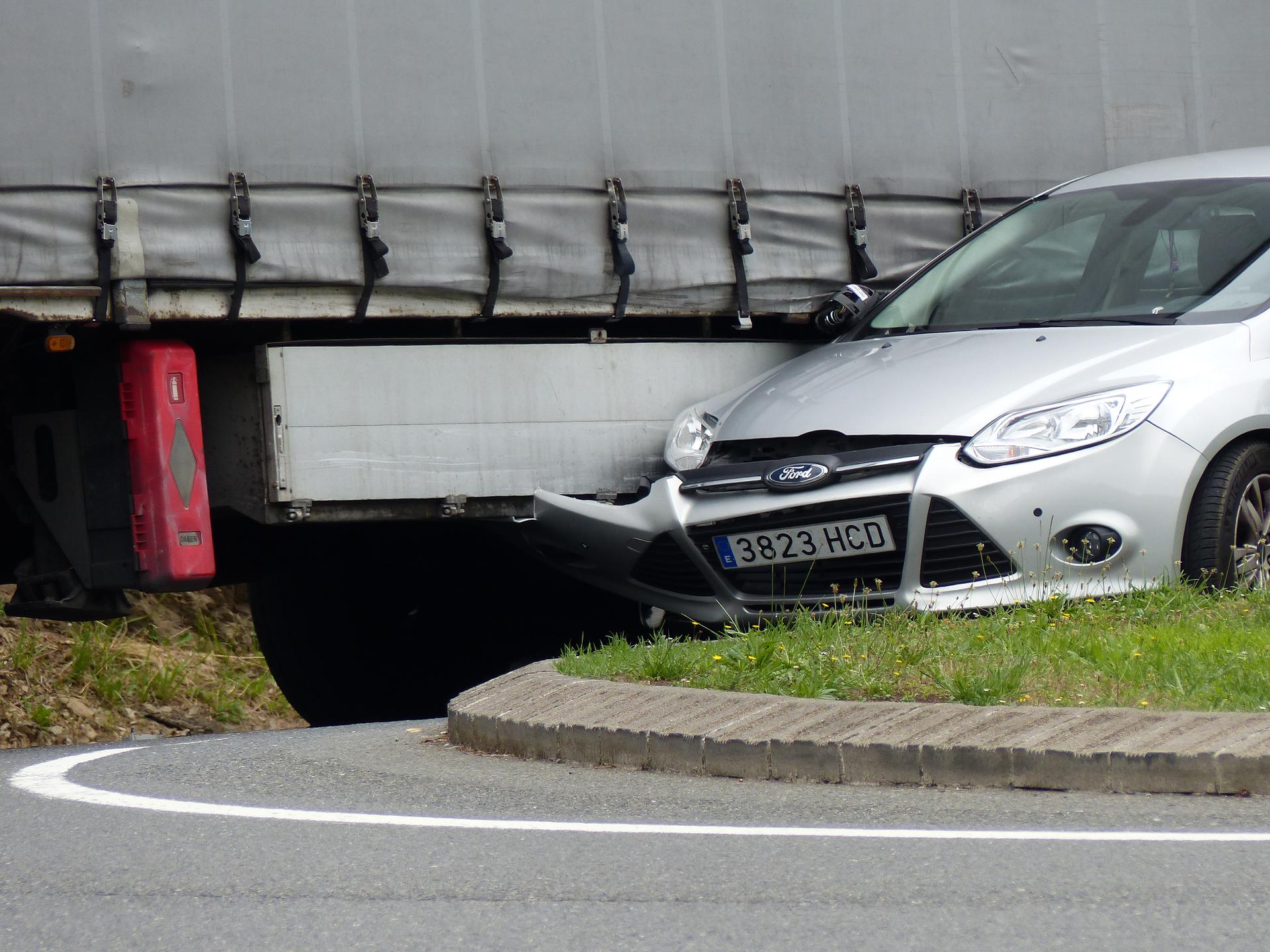 Istripua Eroski aurreko biribilgunean, auto eta kamioi baten artean