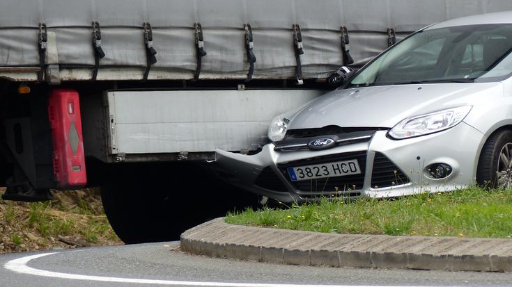 Istripua Eroski aurreko biribilgunean, auto eta kamioi baten artean