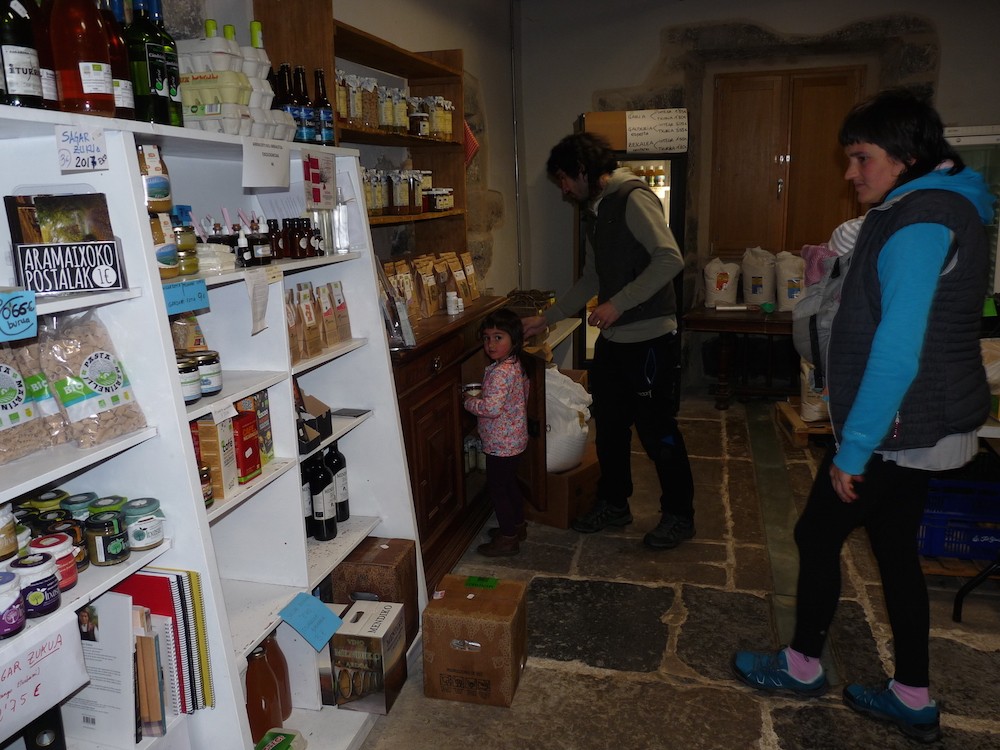Berrerabil daitezkeen maskarak eskatuko dituzte ekonomatutik