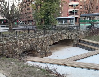 Itxuraberritu egin dute Olakua auzoan orain arte egon den urmaelaren gunea