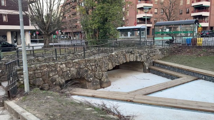 Itxuraberritu egin dute Olakua auzoan orain arte egon den urmaelaren gunea