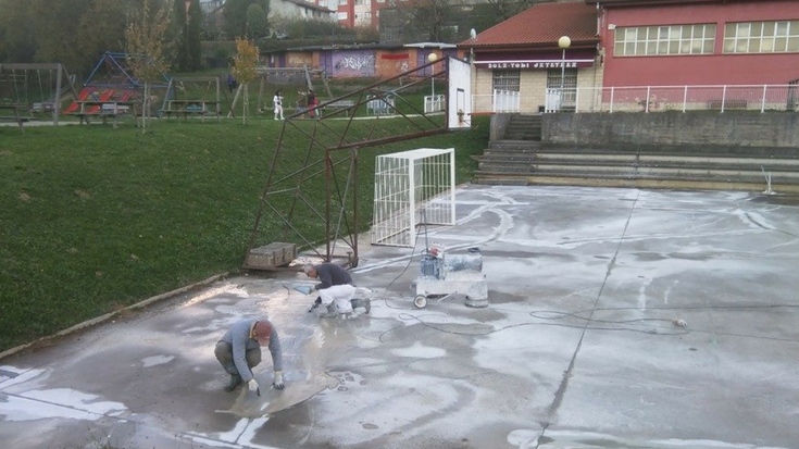 Martxan dira, Elgetan, kiroldegiko kantxako lurzorua konpontzeko lanak