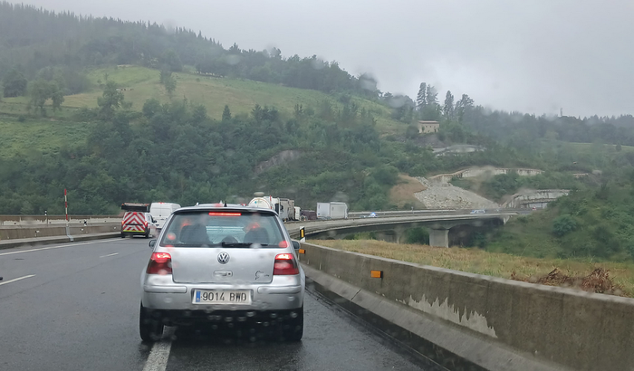 Trafikoa motel dabil AP-636 errepidean, istripu baten ondorioz