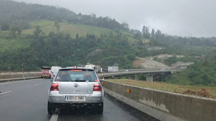 Trafikoa motel dabil AP-636 errepidean, istripu baten ondorioz