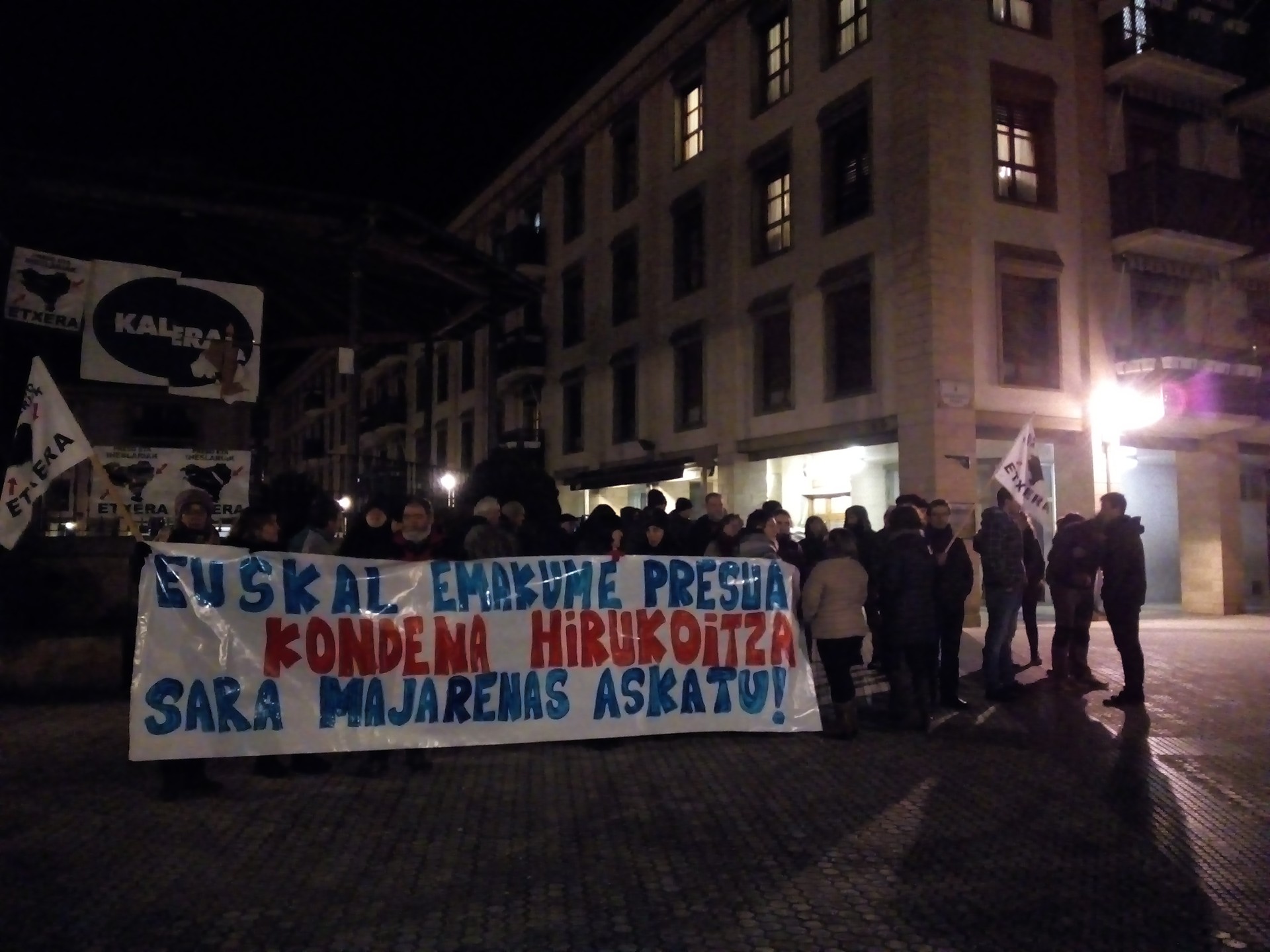 "Euskal emakume presoen kondena hirukoitza, Sara Majarenas askatu" lelopean elkarretaratzea egin dute
