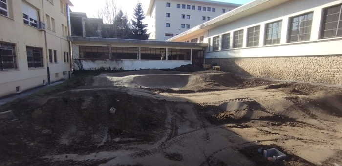 Hasi dituzte Larrañan pumptrack-a egiteko lanak