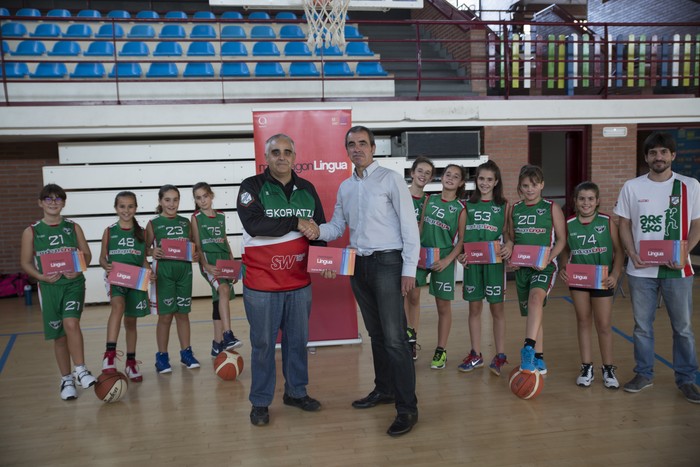 Hitzarmen berria sinatu dute Eskoriatza Kirol Elkarteak eta Mondragon Linguak