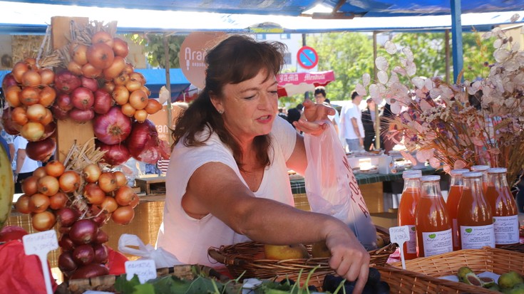 Askotariko produktuak izan dira Bergarako San Martin azokan