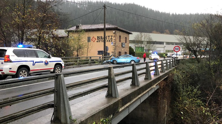 Auto batek istripua izan du Oñatin, Zubillagara bidean