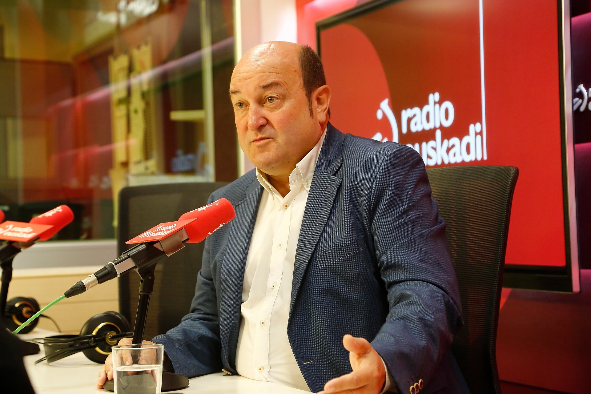 Ortuzar minduta agertu da Espainiako gobernuak bere mezuari eman dion erantzunagatik, eta Celaári eta Valeriori exijitu die “EAJ, Eusko Jaurlaritza eta Eusko Legebiltzarra errespetatzea”