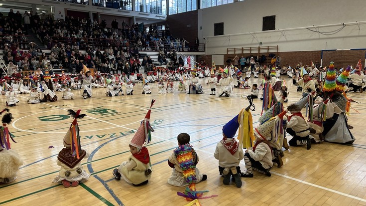Dantzaz eta kolorez bete da Eskoriatzako kiroldegia