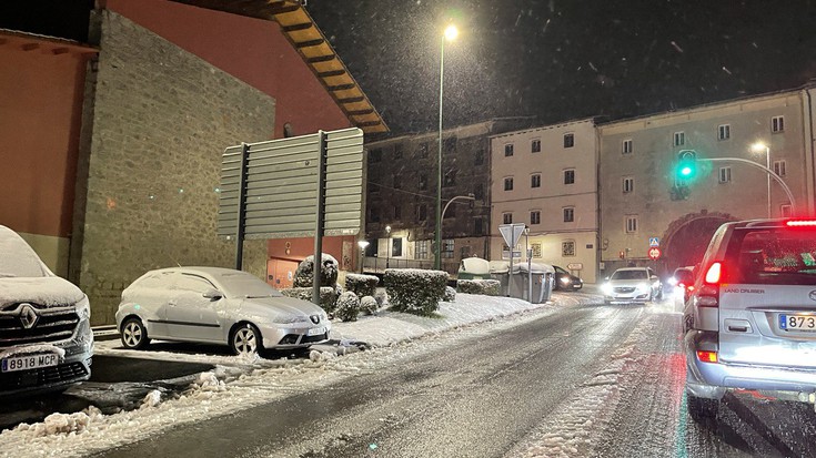 Goizaldean botatako elurraren ondorioz errepide batzuetan arreta berezia eskatu dute