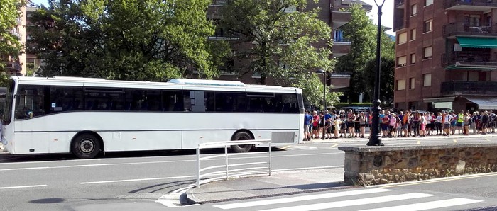 Ilara luzeak autobus geltokietan, Zegama-Aizkorri lasterketa dela-eta