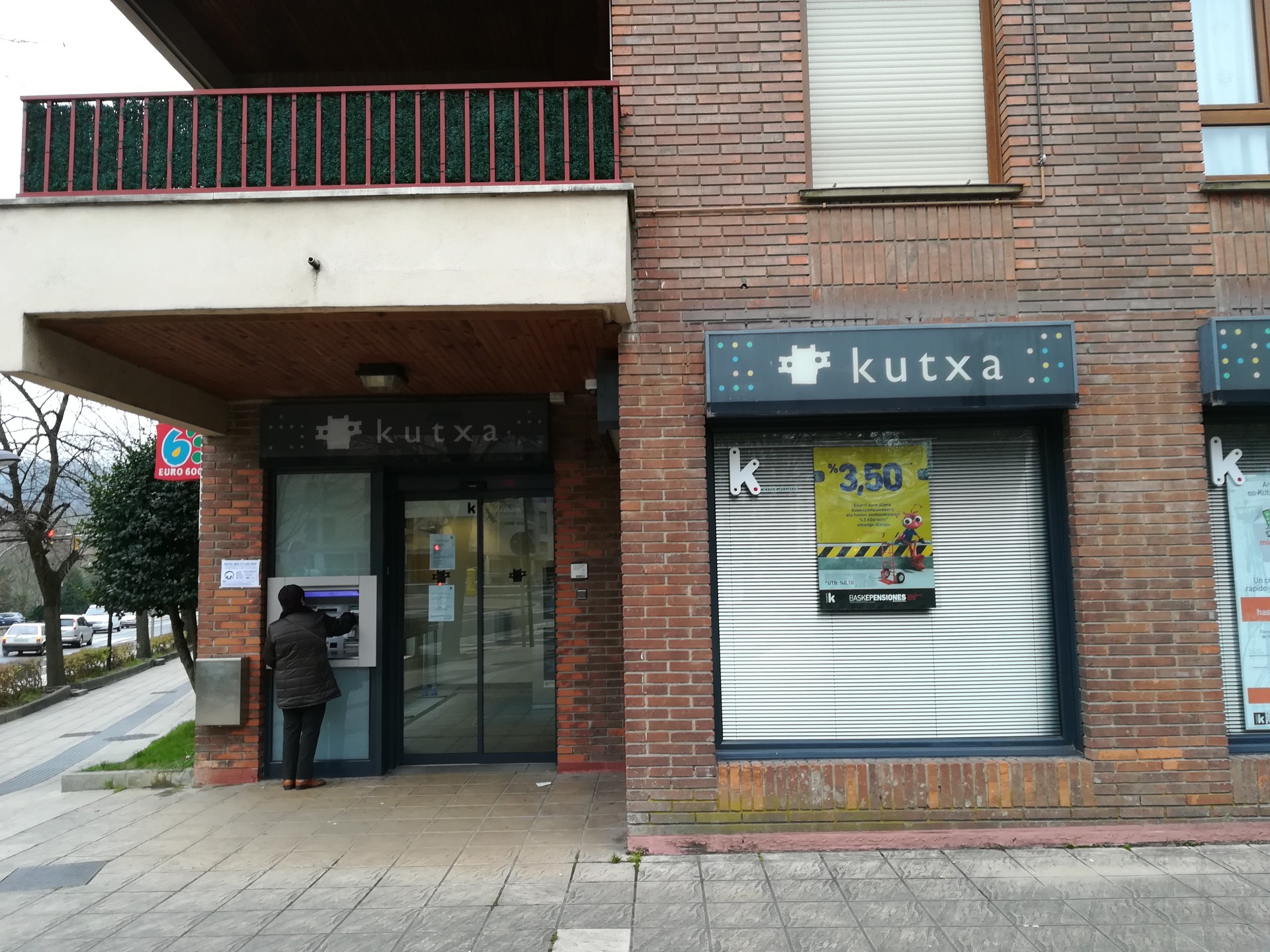 Gaurtik itxita dago Kutxabankek San Lorentzon duen bulegoa