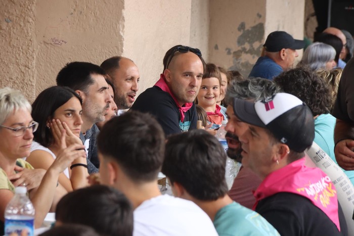 Salgai daude 'Ez dot moztuko bizarra' bazkarirako txartelak