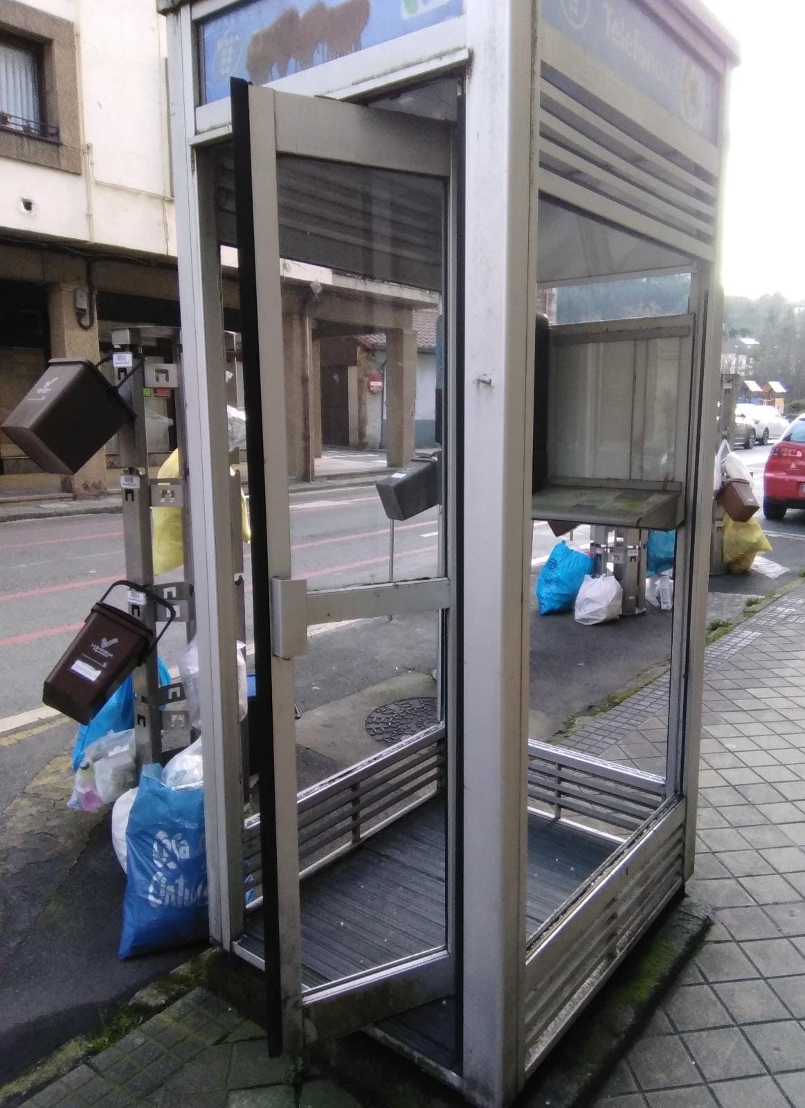 Kristal txikiak telefono kabina inguruan