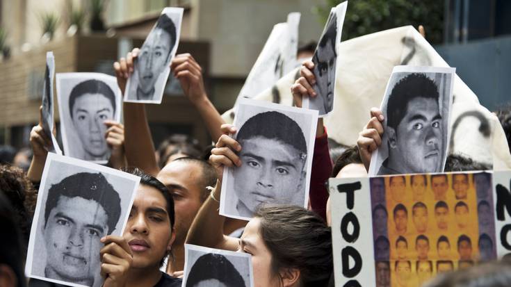 Ayotzinapako 43 ikasle desagertuen familiarrei elkartasuna adierazteko elkarretaratzea