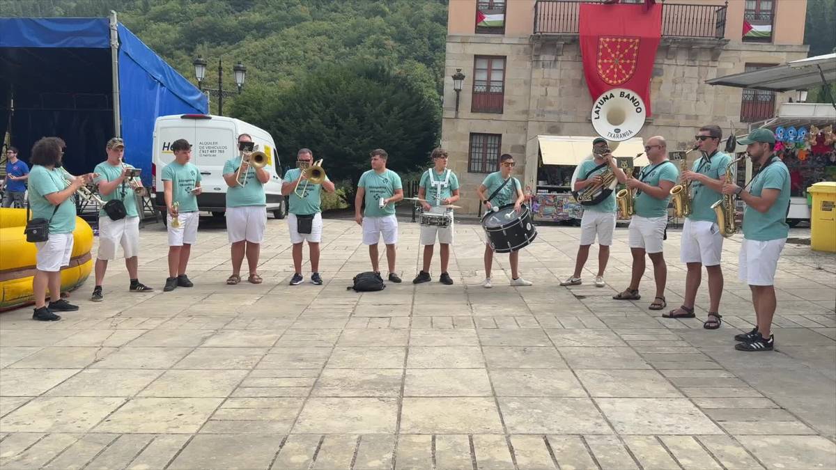 Latuna Bando txarangaren doinuek hartu dituzte Leintz Gatzagako kaleak