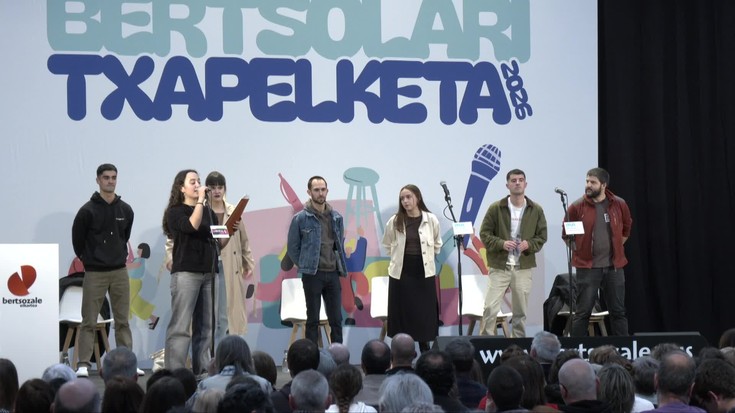 Pozik agertu dira Peru eta Martin Abarrategi Arabako Bertsolari Txapelketako finalean egindakoarekin