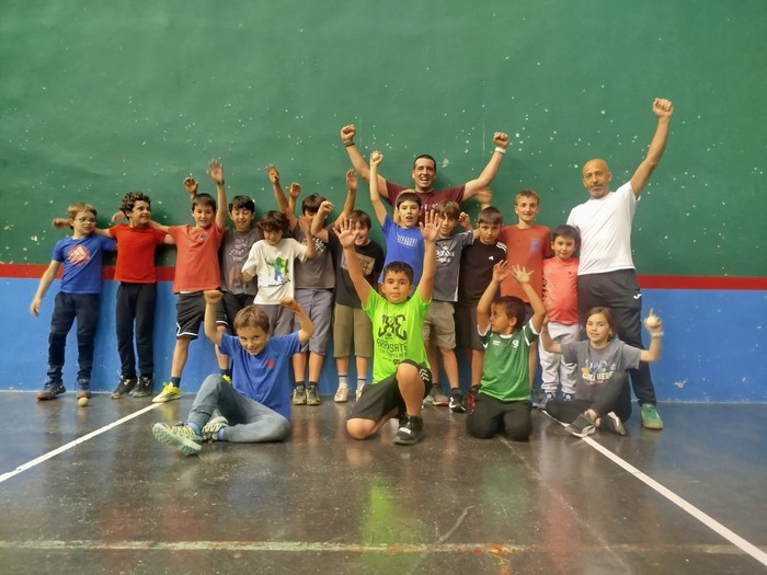 Pilota saila "berpiztu" egin nahi dute, eta pilotari gazteenak taldera erakarri