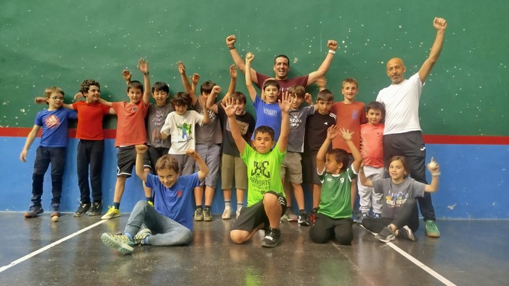 Pilota saila "berpiztu" egin nahi dute, eta pilotari gazteenak taldera erakarri