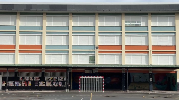 Hezkuntza publikoko irakasleen grebak bertan behera, hitzarmen berria sinatuta