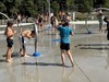 Umeak "gozatzen" ur-txorroten gune berrian