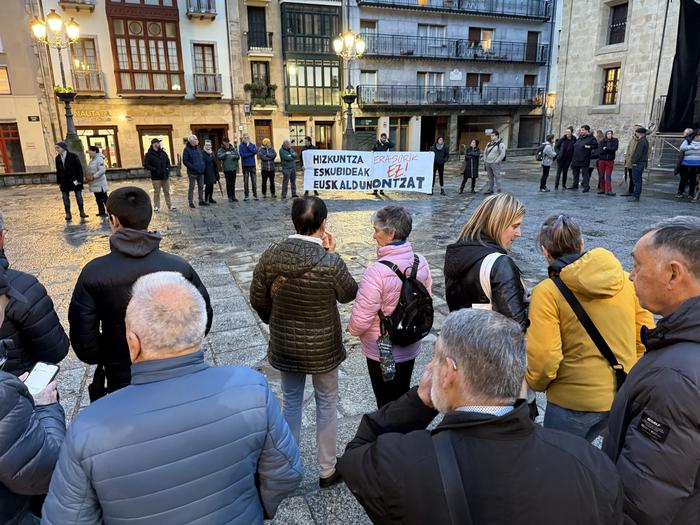 Hizkuntza-eskubideak bermatuko dituen "arkitektura juridiko berri bat" aldarrikatu dute