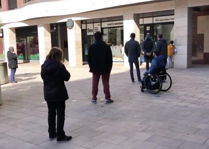 Arrasateko Zaintza Sareak bere jarduna berregokitu du