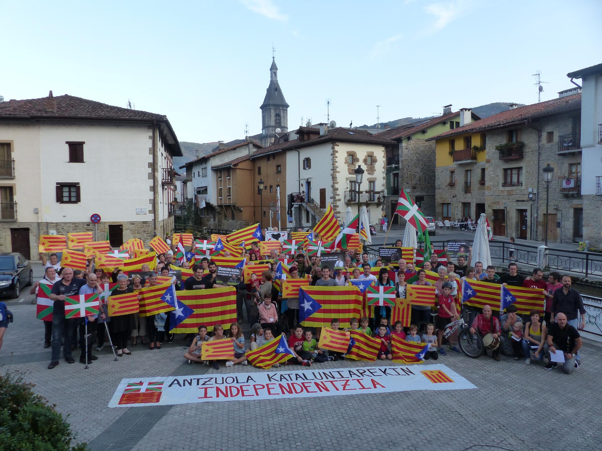 "Demokrazia eta elkartasuna" lelopean batu dira antzuolarrak
