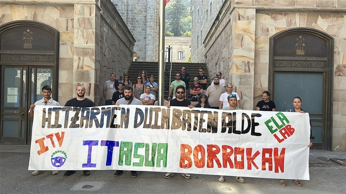 IATko langileak Bergarako alkatearekin batzartu dira udaletxean