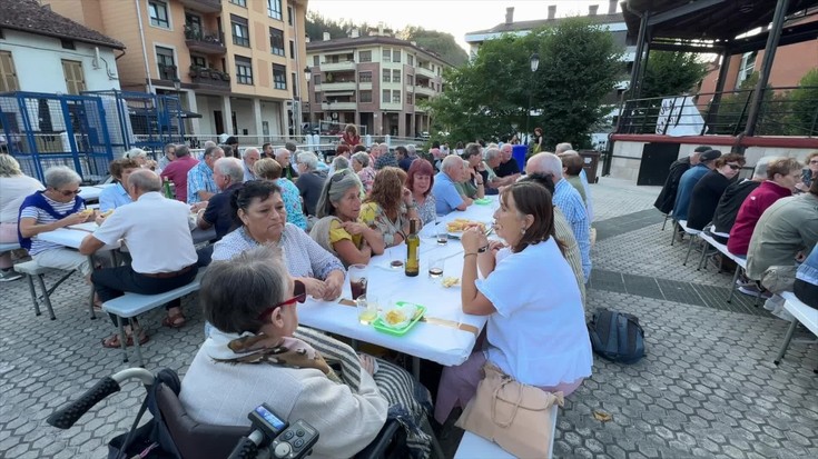400 bat pintxo salduta, Anelkar elkarteak 1.219 euro batu ditu Elkartasun Jaian