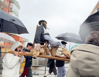 Gabon kantak abestera irten dira Elgetako umeak eta gurasoak