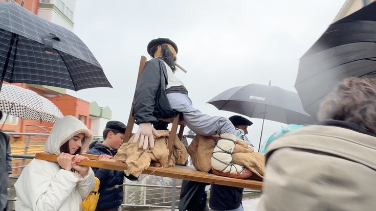 Gabon kantak abestera irten dira Elgetako umeak eta gurasoak