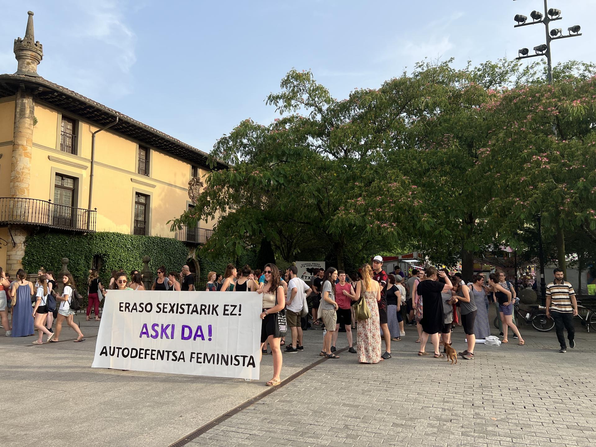 Asteburuan gertatutako eraso matxista bat gaitzetsi dute Oñatin