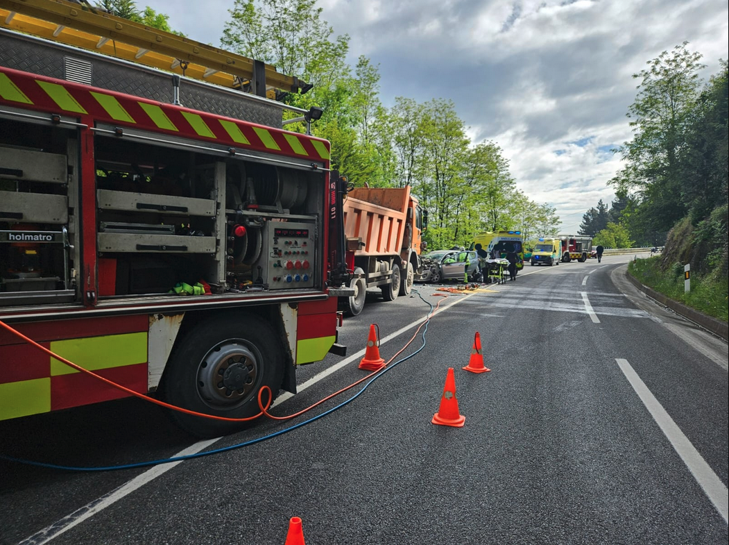 Arrasateko saihesbidean istripua izan da kamioi baten eta auto baten artean