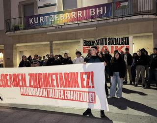 Debagoieneko GKSk Espainiako "erregearen zuriketa" salatu du Aretxabaletan eta Oñatin