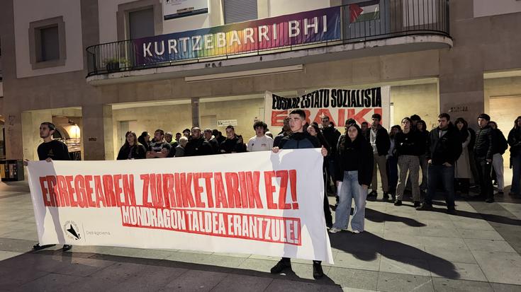 Debagoieneko GKSk Espainiako "erregearen zuriketa" salatu du Aretxabaletan eta Oñatin