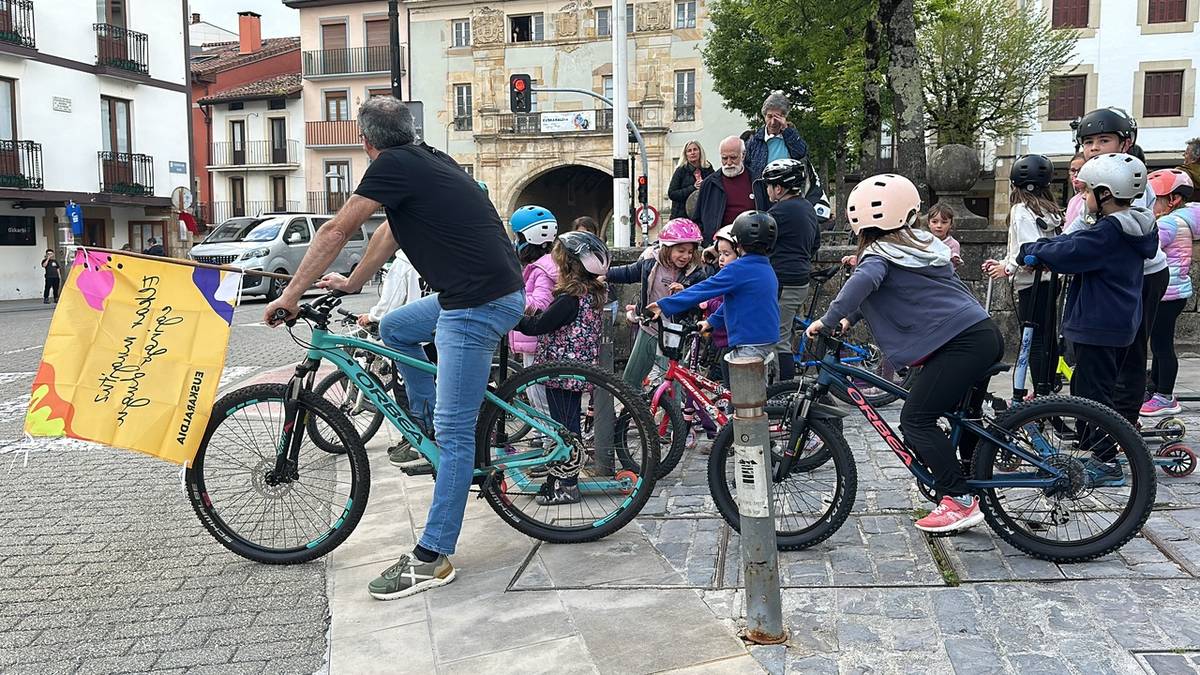 Euskaraldia martxan dela gogorarazteko, kalejira gurpil gainean