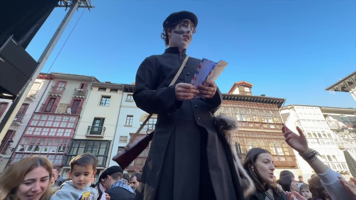 Olentzerorentzako gutunak banatu dizkiete Arrasateko haurrei