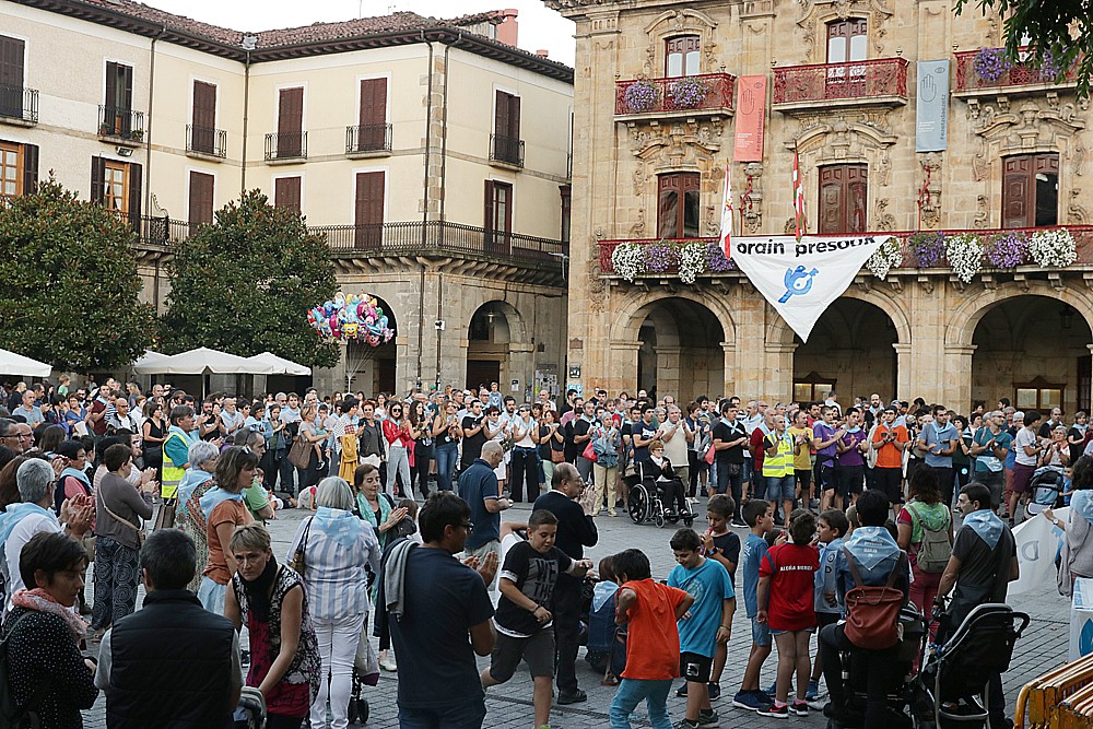 'Orain presoak' ekimenean ehunka lagunek parte hartu dute
